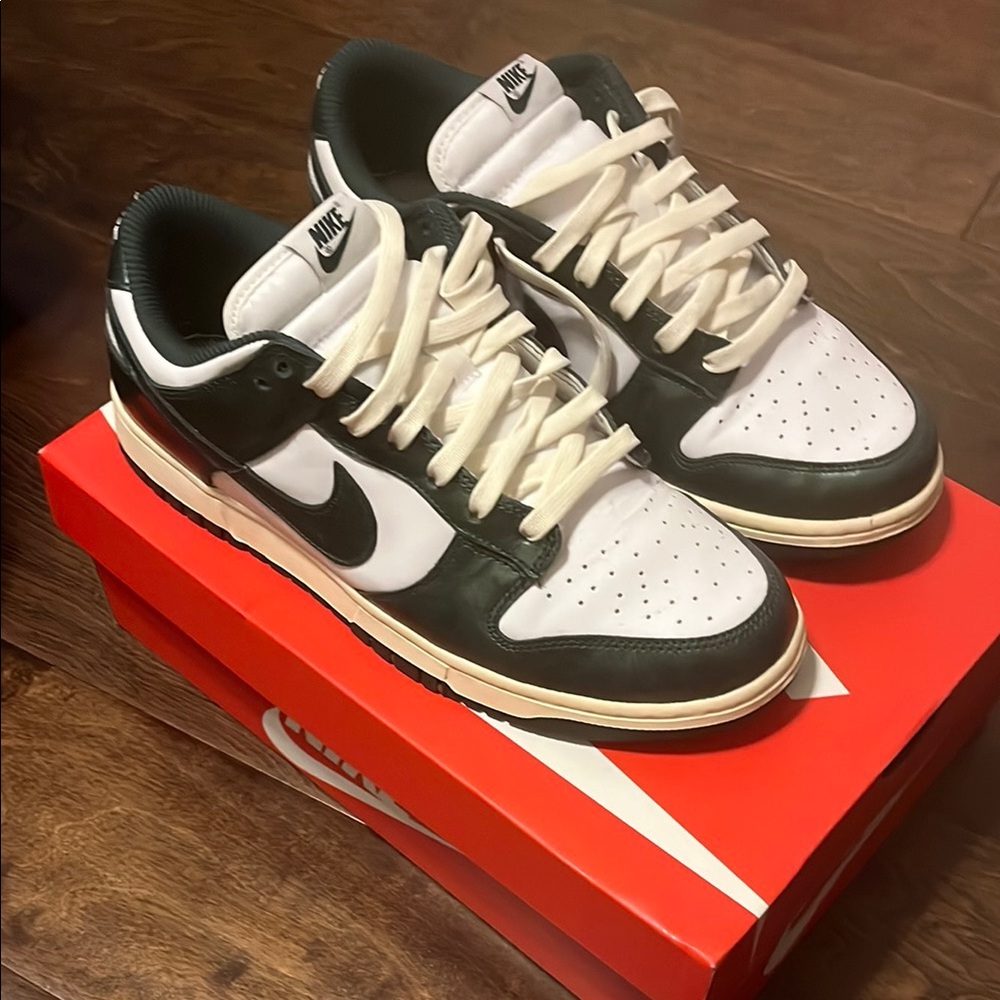 Nike Green and White Sneakers vintage green worn a couple times